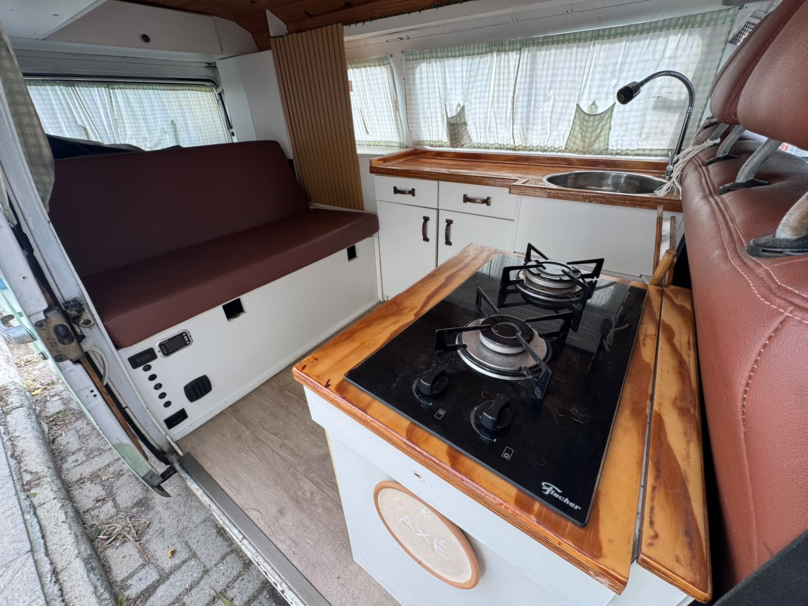 Kombi Motorhome à Venda em Florianópolis: A Sua Casa Sobre Rodas Pronta Para Viajar